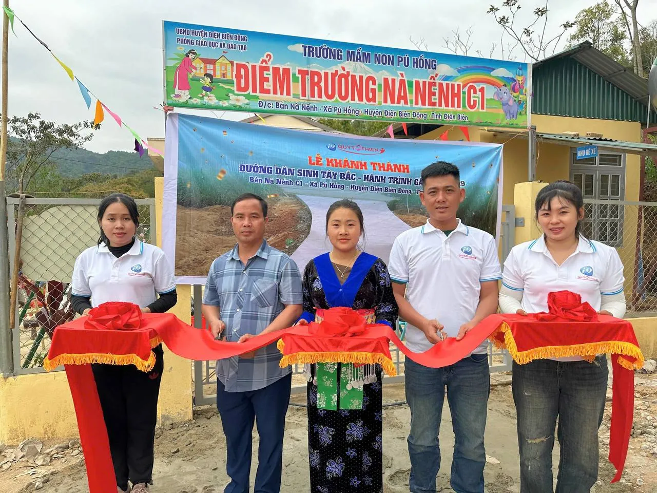 Hình ảnh bàn tay nắm lấy tiền xu, biểu tượng cho sự công bằng, minh bạch và trách nhiệm trong giao dịch tại Vip666